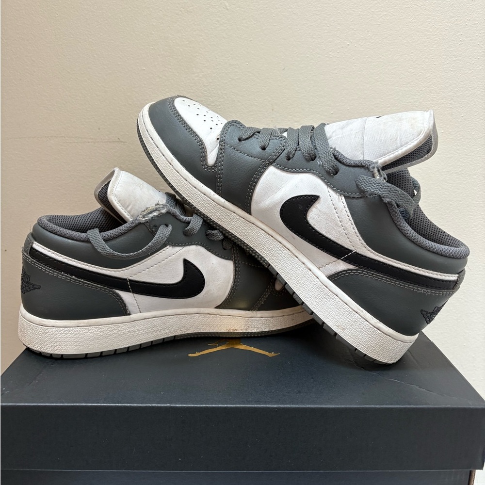 Nike Youth Black and White Sneakers - Picture 1 of 9